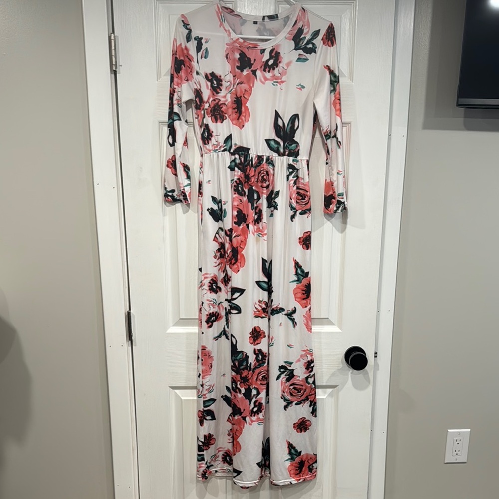 Women’s Floral Maxi Dress in Pink and White Size Small